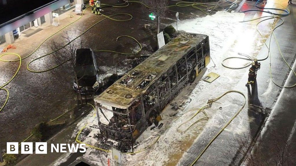 Kebakaran bus di Swiss menewaskan enam orang, penyelidikan sedang berlangsung.