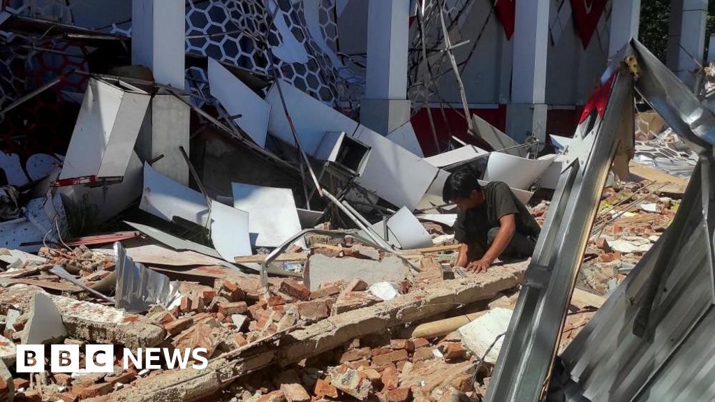 Gempa bumi magnitudo 7.4 mengguncang Indonesia, satu tewas